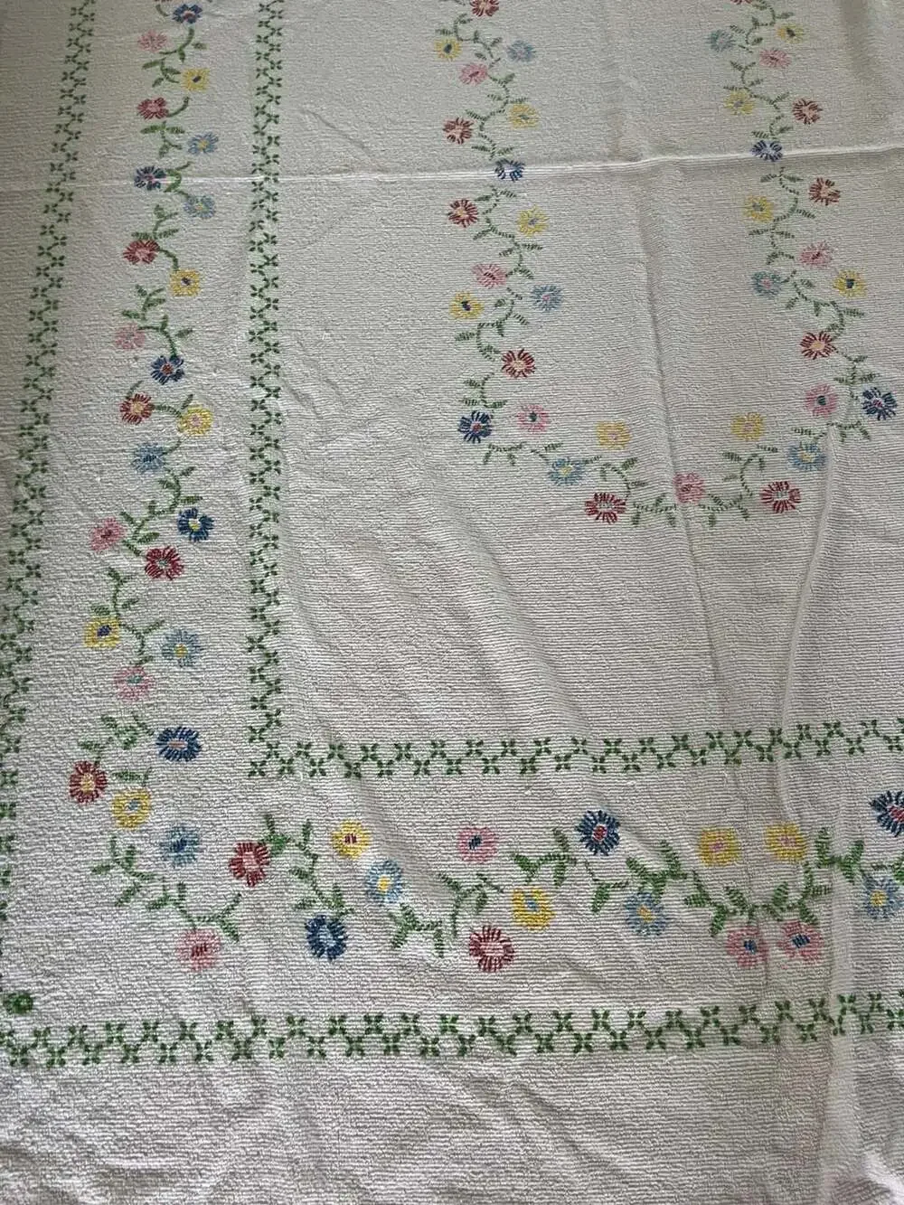 Vintage Floral Print Rectangular Tablecloth with Cross-Stitch Design